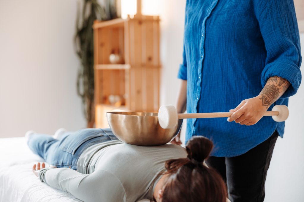 Klangmassage Sigmaringen: Tiefenentspannende Peter-Hess-Klangschalen fördern innere Ruhe, Entspannung, Stressabbau und ein verbessertes Körpergefühl.