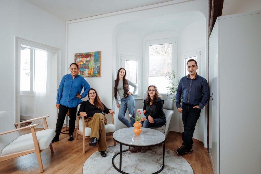 Die Praxis für Psychiatrie und Psychotherapie in Sigmaringen wird von einem multidisziplinären Team getragen, bestehend aus einem Facharzt für Psychiatrie und Psychotherapie, Psychologinnen und einer Musiktherapeutin. Im Mittelpunkt steht eine individuelle Betreuung, die auf Vertrauen, fachlicher Kompetenz und einer ganzheitlichen Behandlung basiert.